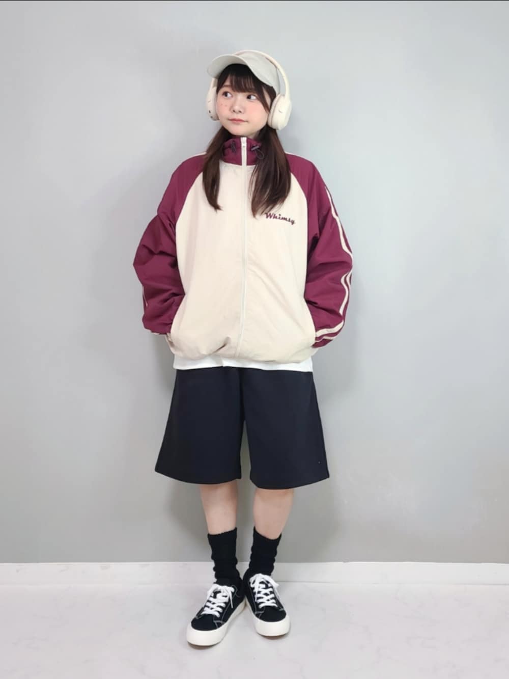 「PR、STARTING OVER、スターティングオーバー、トラックジャケット、ナイロンジャケット、春コーデ、プチプラ、今日のコーデ、メンズライク、ストリート、低身長、低身長コーデ、春アウター」｜「Starting Overのfront embroidery raglan sleeves nylon jacket/フロント刺繍 ラグランスリーブ ナイロンジャケット（ナイロンジャケット、ホワイト系）」を使った、パン粉さん（レディース・151cm）の春コーディネートの3枚目の写真