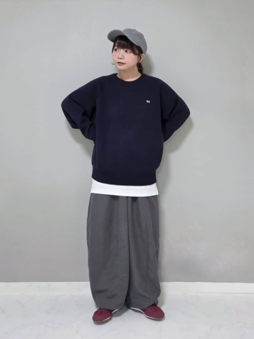 ブルー系のニット/セーターを着用したレディースの秋コーディネートの2枚目の写真