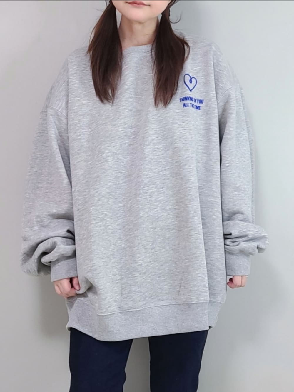 「PR、make a ray!、スウェット、スポーツミックス、秋コーデ、シンプル、プチプラ、ストリート」｜「make a ray!のハートモチーフ刺繍 袖ライン サークルロゴ ラフスウェット/ストリートデザイン/ビッグシルエット/ 大人こなれ感/ ユニセックス/ 裏起毛/ 24AW（スウェット、グレー系）」を使った、パン粉さん（レディース・151cm）の秋コーディネートの4枚目の写真