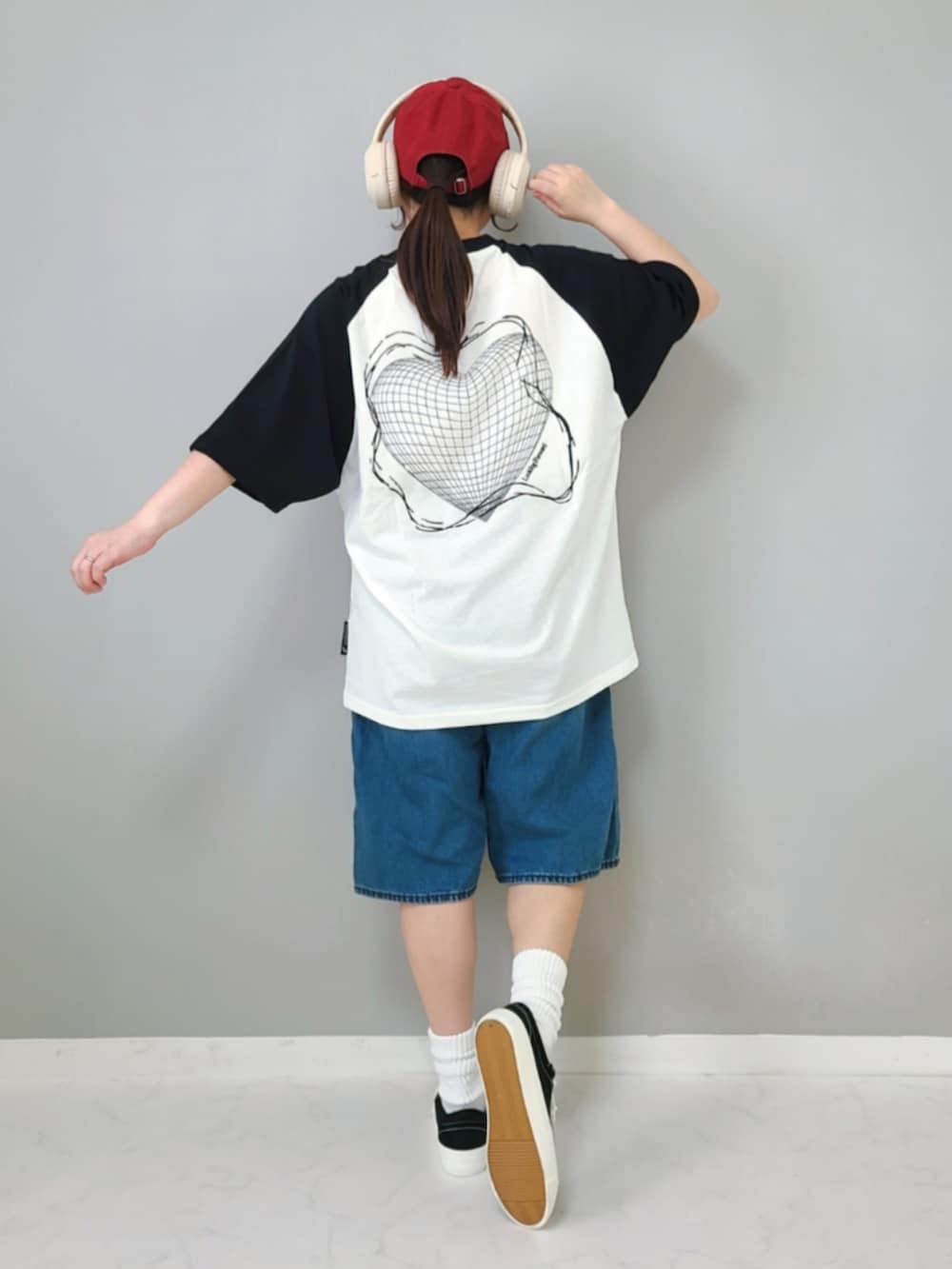 ホワイト系のTシャツ/カットソーを着用したレディースの夏コーディネートの2枚目の写真