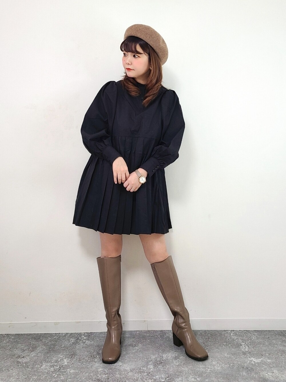 「USポロ、uspolo、GRL、プチプラ、ブーツ、ロングブーツ、ベレー帽、シンプルコーデ、きれいめカジュアル、休日スタイル、ボリューム袖、冬コーデ、私の推しブランド」｜「GRLのアイテム（ワンピース/ドレス、ブラック系）」を使った、パン粉さん（レディース・151cm）の冬コーディネートの4枚目の写真