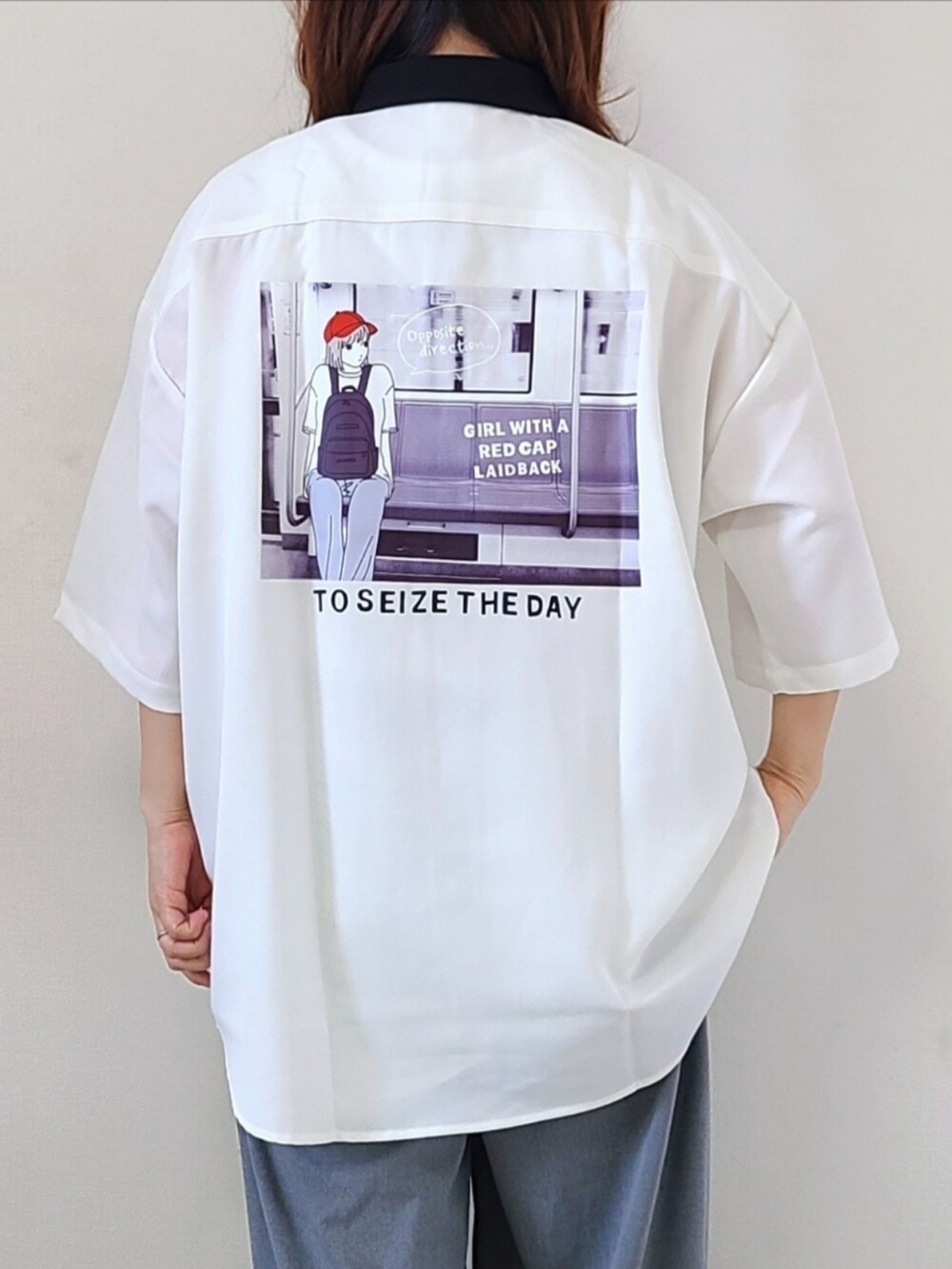 「johnscloset、ジョンズクローゼット、redcapgirl、バックプリント、GU、メンズライク、ストリート、キャップ、休日スタイル、シンプルコーデ、春夏コーデ、スニーカー、コンバース、ゆるコーデ」｜「Red Cap Girlの【a-r】〔Red Cap Girl/レッドキャップガール〕ナチュラルストレッチポリエステル バックプリント ルーズサイズ半袖シャツ（シャツ/ブラウス、ホワイト系）」を使った、パン粉さん（レディース・151cm）の春コーディネートの4枚目の写真