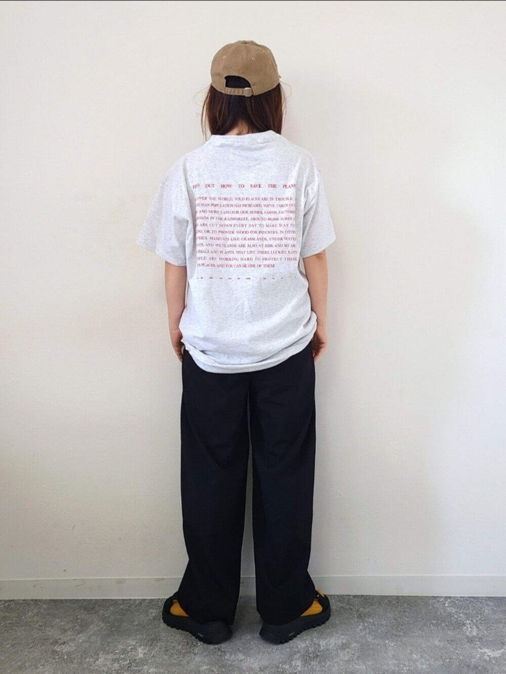 「mivialoca、ロゴT、ビッグシルエット、プチプラ、GU、メンズライク、キャップ、シンプルコーデ、休日スタイル、初夏コーデ」|「mi via locaのGILDAN前後ロゴプリントロングスリーブTシャツ【MVL001】(Tシャツ/カットソー、ベージュ系)」を使った、パン粉さん(レディース・151cm)の春コーディネートの2枚目の写真