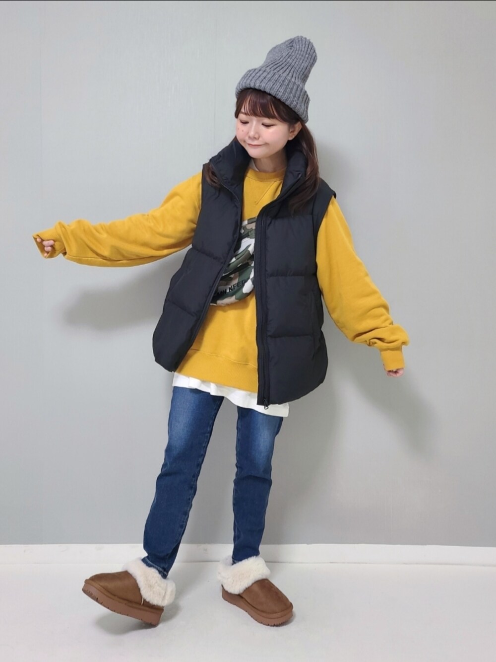 「クリスマスに着たい服、マイベストコーデ2023、レイヤードスタイル、ベスト、休日スタイル、スウェット、ニット帽、GU、GUコーデ、プチプラ、冬コーデ、冬アウター、お出かけコーデ」｜「GUのアイテム（スウェット、イエロー系）」を使った、パン粉さん（レディース・151cm）の冬コーディネートの3枚目の写真