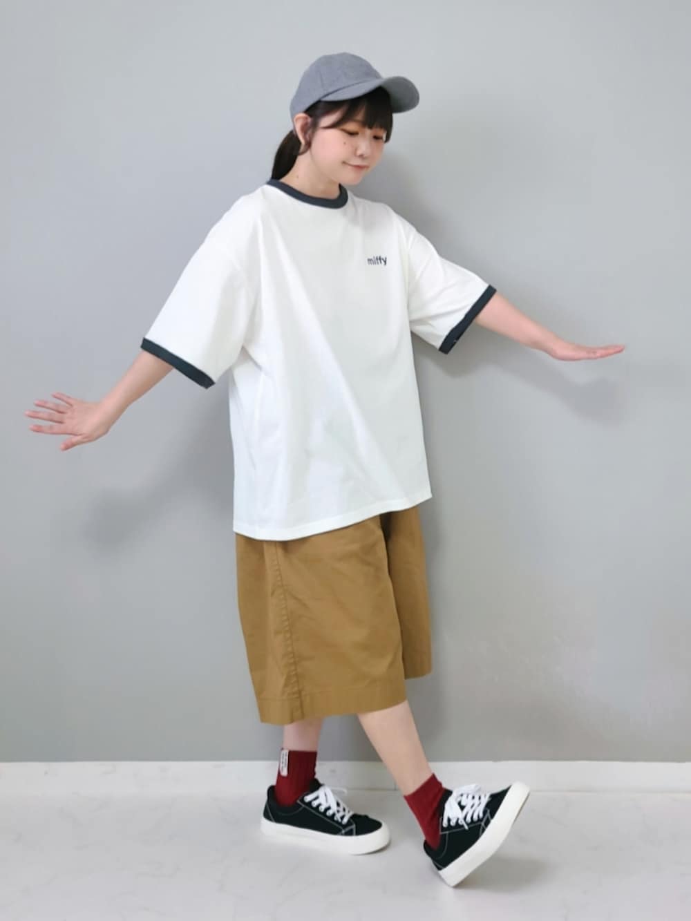 ブラック系のTシャツ/カットソーを着用したレディースの夏コーディネートの4枚目の写真