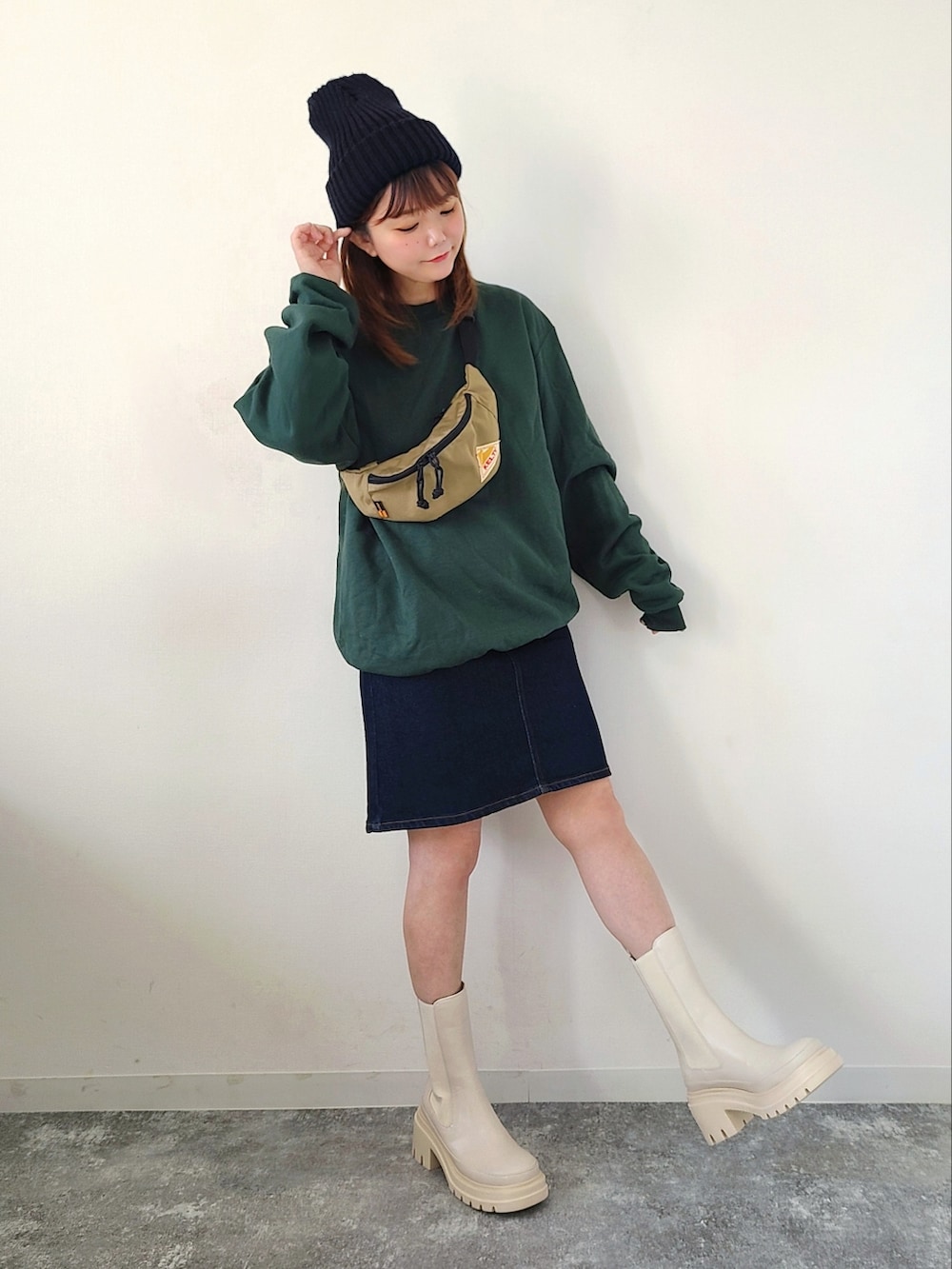 「odetteeodile、オデットエオディール、足元コーデ、ブーツ、WEARハロウィン2022、ニット帽、スウェット、シンプルコーデ、秋コーデ、デニム、デニムスカート、ミニバッグ」｜「ODETTE E ODILEの【WEB限定】サイドゴア ショートブーツ75●↑（ブーツ、ベージュ系）」を使った、パン粉さん（レディース・151cm）の秋コーディネートの3枚目の写真