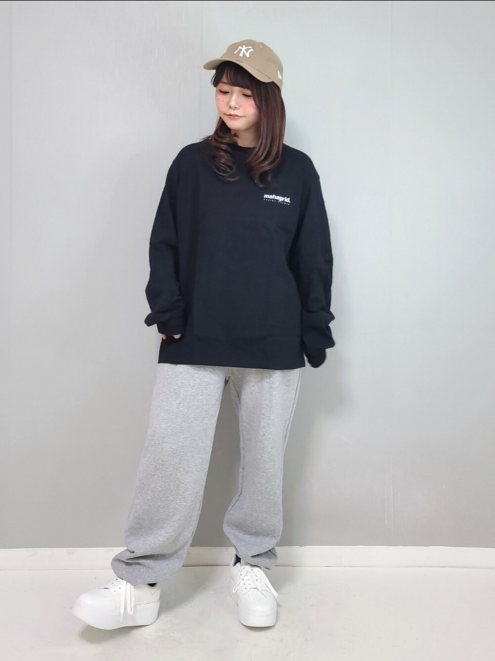 ブラック系のTシャツ/カットソー、グレー系のスウェットパンツ、ホワイト系のスニーカーを着用したレディースの冬コーディネートの3枚目の写真