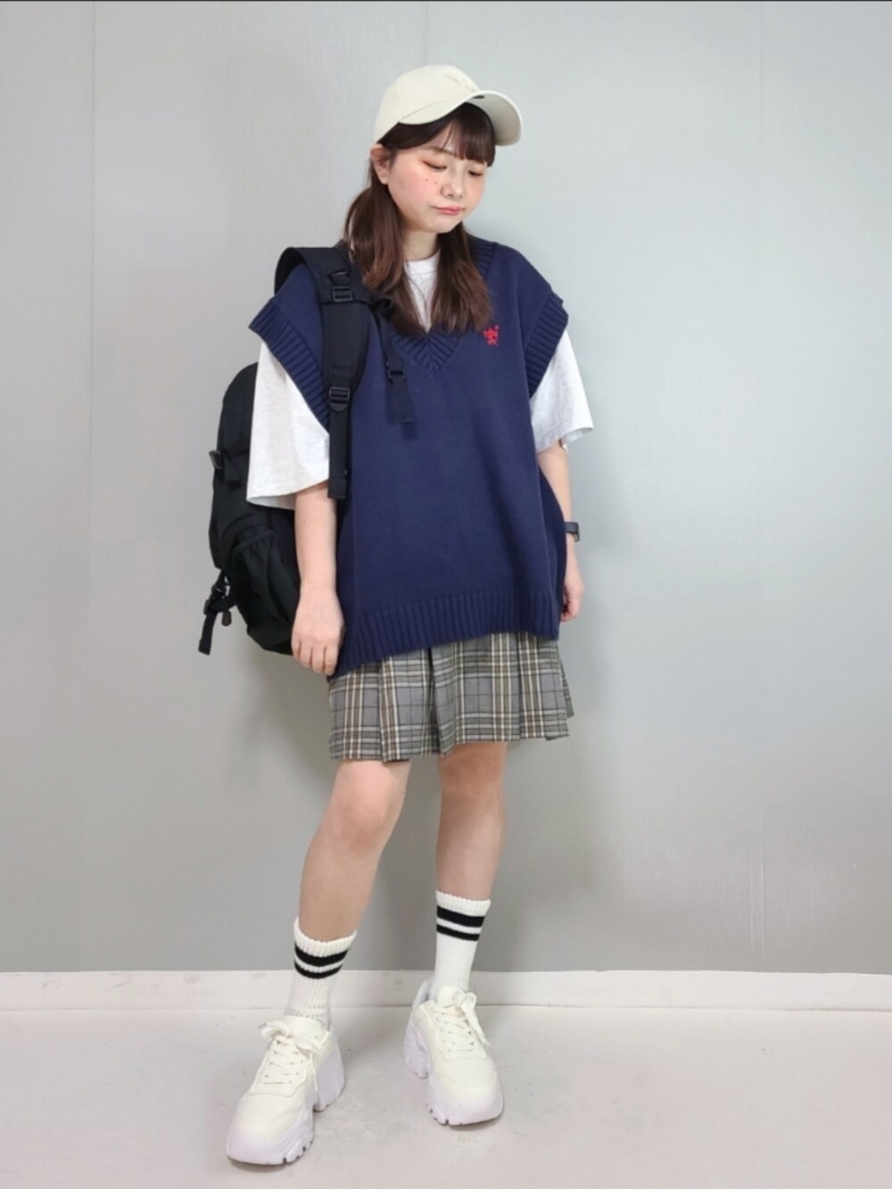 「プチプラ、レイヤードスタイル、ベスト、休日スタイル、シンプルコーデ、お出かけコーデ、スニーカー、スニーカーコーデ、白スニーカー、厚底シューズ、キャップ、スポーツミックス」｜「Javaの《JaVa ジャバコラボ》ワンポイント刺繍カレッジニットベスト（ベスト、ブルー系）」を使った、パン粉さん（レディース・151cm）の春コーディネートの2枚目の写真