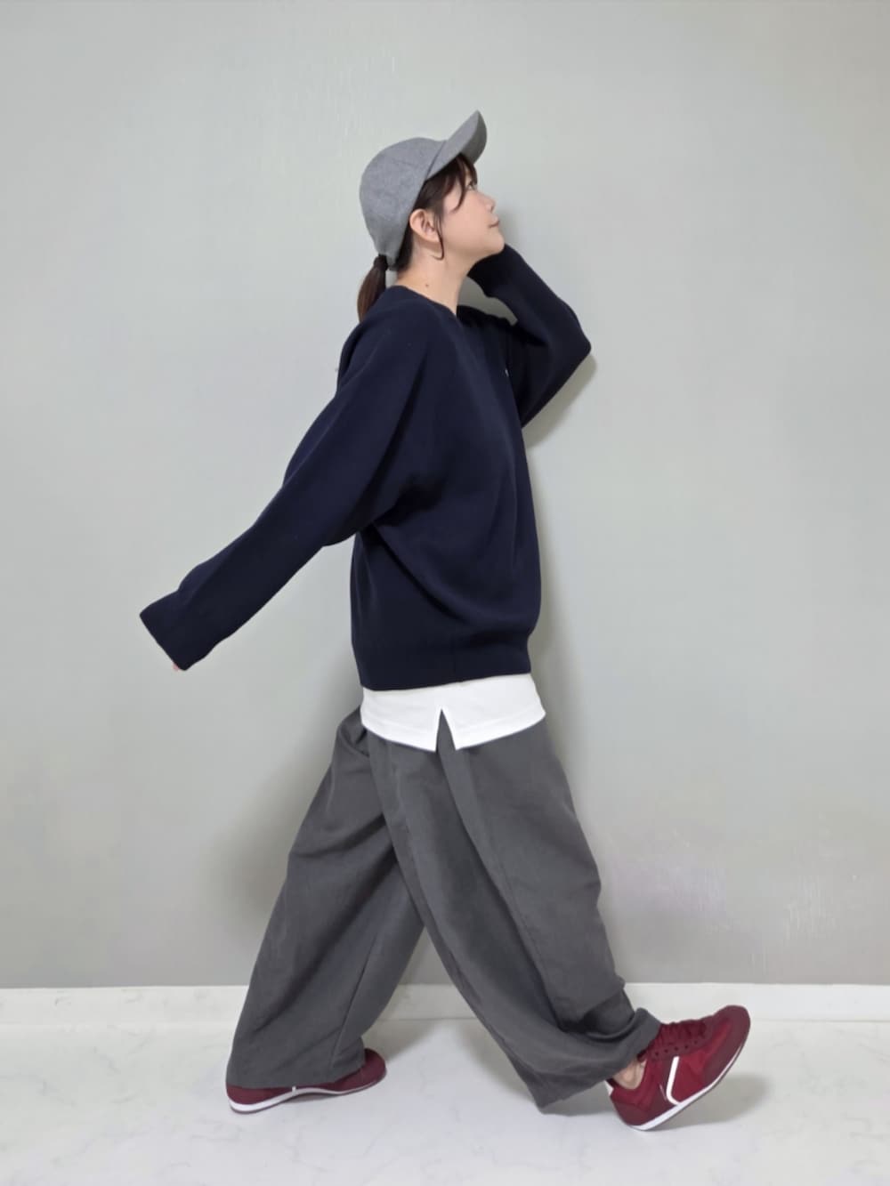 ブルー系のニット/セーターを着用したレディースの秋コーディネートの3枚目の写真