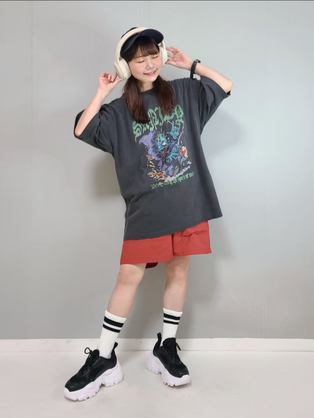 「PR、STARTING OVER、スターティングオーバー、プリントT、古着MIX、Tシャツ、ハーフパンツ、ショートパンツ、スニーカー、スニーカーコーデ、キャップ、ストリート、プチプラ、休日スタイル、夏コーデ」｜「Starting OverのPigment hard wash T-shirt/ピグメント ハードウォッシュ 半袖 Tシャツ（Tシャツ/カットソー、ブラック系）」を使った、パン粉さん（レディース・151cm）の春コーディネートの3枚目の写真
