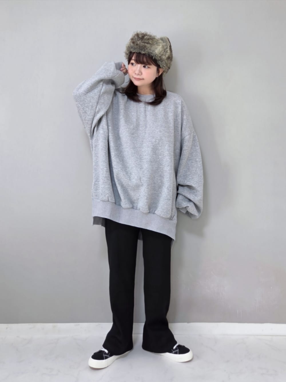 ブラック系のその他パンツ、グレー系のスウェットを着用したレディースの秋コーディネートの2枚目の写真