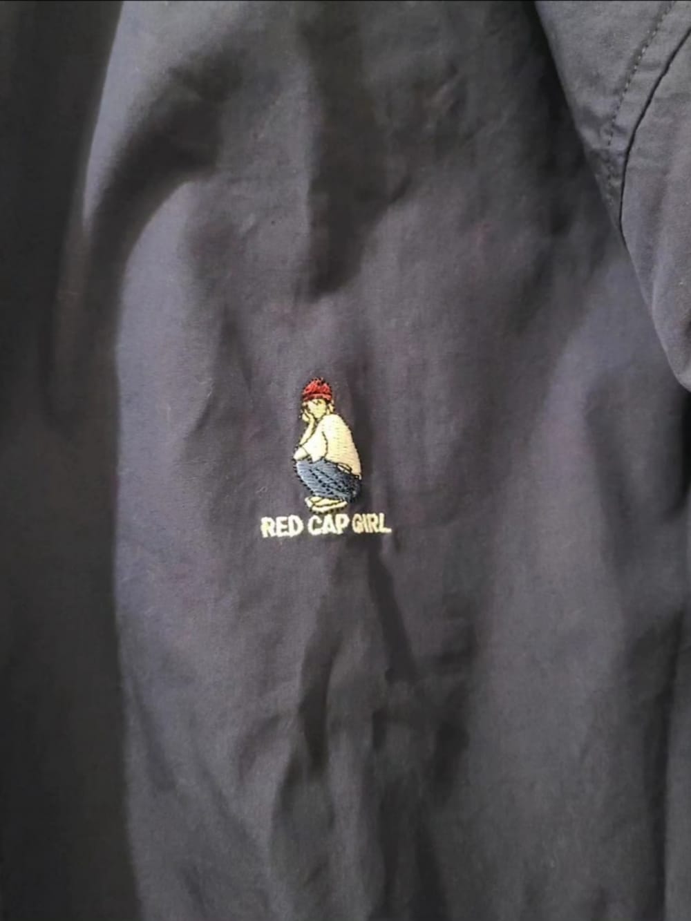 「johnscloset、ジョンズクローゼット、redcapgirl、シャツスタイル、カーゴパンツ、プチプラ、メンズライク、ストリート、キャップ、スポーツサンダル、夏コーデ、休日スタイル、お出かけコーデ」｜「Red Cap Girlの【a-r】〔Red Cap Girl/レッドキャップガール〕ブロード ワンポイント刺繍 オーバーサイズ 半袖BDシャツ（シャツ/ブラウス、ブルー系）」を使った、パン粉さん（レディース・151cm）の夏コーディネートの4枚目の写真