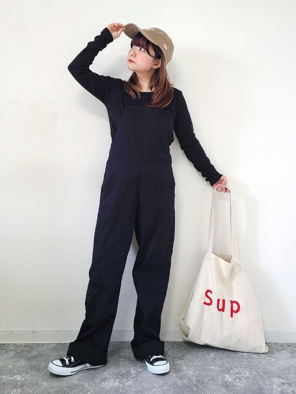 「Lee、leejapan、lee、サロペット、オールブラック、モノトーン、シンプルコーデ、休日スタイル、トートバッグ、キャップ、春コーデ、きれいめカジュアル、低身長、ブラック、ワントーンコーデ」|「Leeの【さらっと着れる】Lee/リー リラックスサロペット(サロペット/オーバーオール、ブラック系)」を使った、パン粉さん(レディース・151cm)の春コーディネートの2枚目の写真