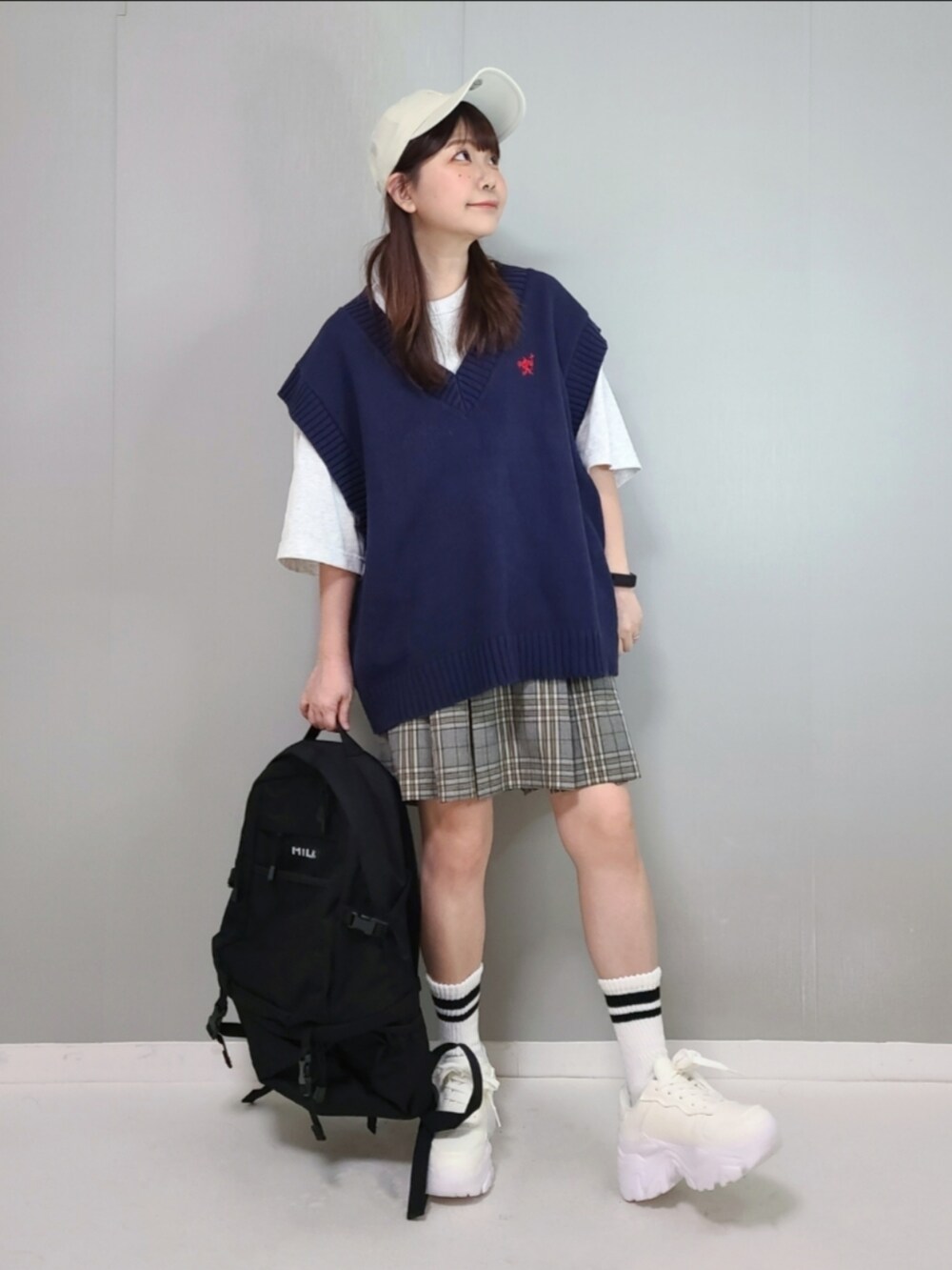 「プチプラ、レイヤードスタイル、ベスト、休日スタイル、シンプルコーデ、お出かけコーデ、スニーカー、スニーカーコーデ、白スニーカー、厚底シューズ、キャップ、スポーツミックス」｜「Javaの《JaVa ジャバコラボ》ワンポイント刺繍カレッジニットベスト（ベスト、ブルー系）」を使った、パン粉さん（レディース・151cm）の春コーディネートの3枚目の写真