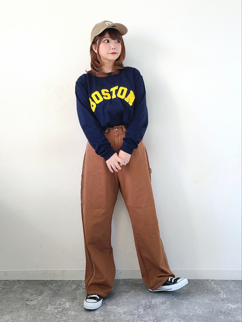 「ロゴT、ロンT、Lee、lee、leejapan、タックイン、キャップ、NEW ERA、メンズライク、ストリート、シンプルコーデ、休日スタイル、スニーカー、秋コーデ」｜「make a ray!のKANSAS/BOSTON/カレッジロゴ 刺繍ワッペン ロンT /長袖Tシャツ/ユニセックス（Tシャツ/カットソー、ブルー系）」を使った、パン粉さん（レディース・151cm）の秋コーディネートの2枚目の写真