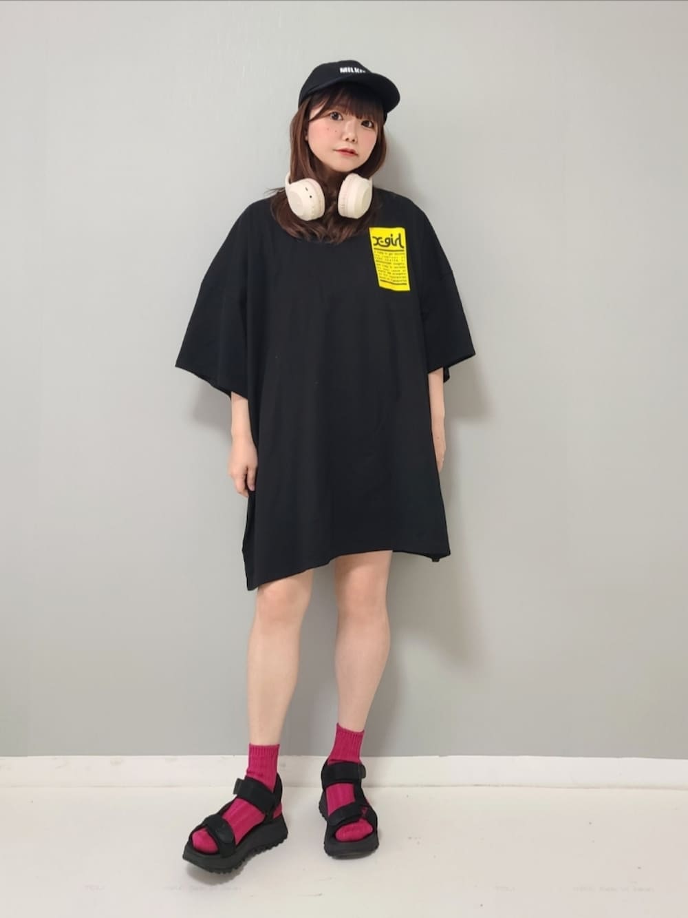「お出かけコーデ日記、エックスガール、バックプリント、プリントT、ストリート、ビタミンカラー、キャップ、ビッグシルエット、オーバーサイズ、スポーツサンダル、初夏コーデ、スポーツミックス、休日スタイル」｜「X-girlのWORDS FACE S/S BIG TEE DRESS（ワンピース、ブラック系）」を使った、パン粉さん（レディース・151cm）の春コーディネートの3枚目の写真