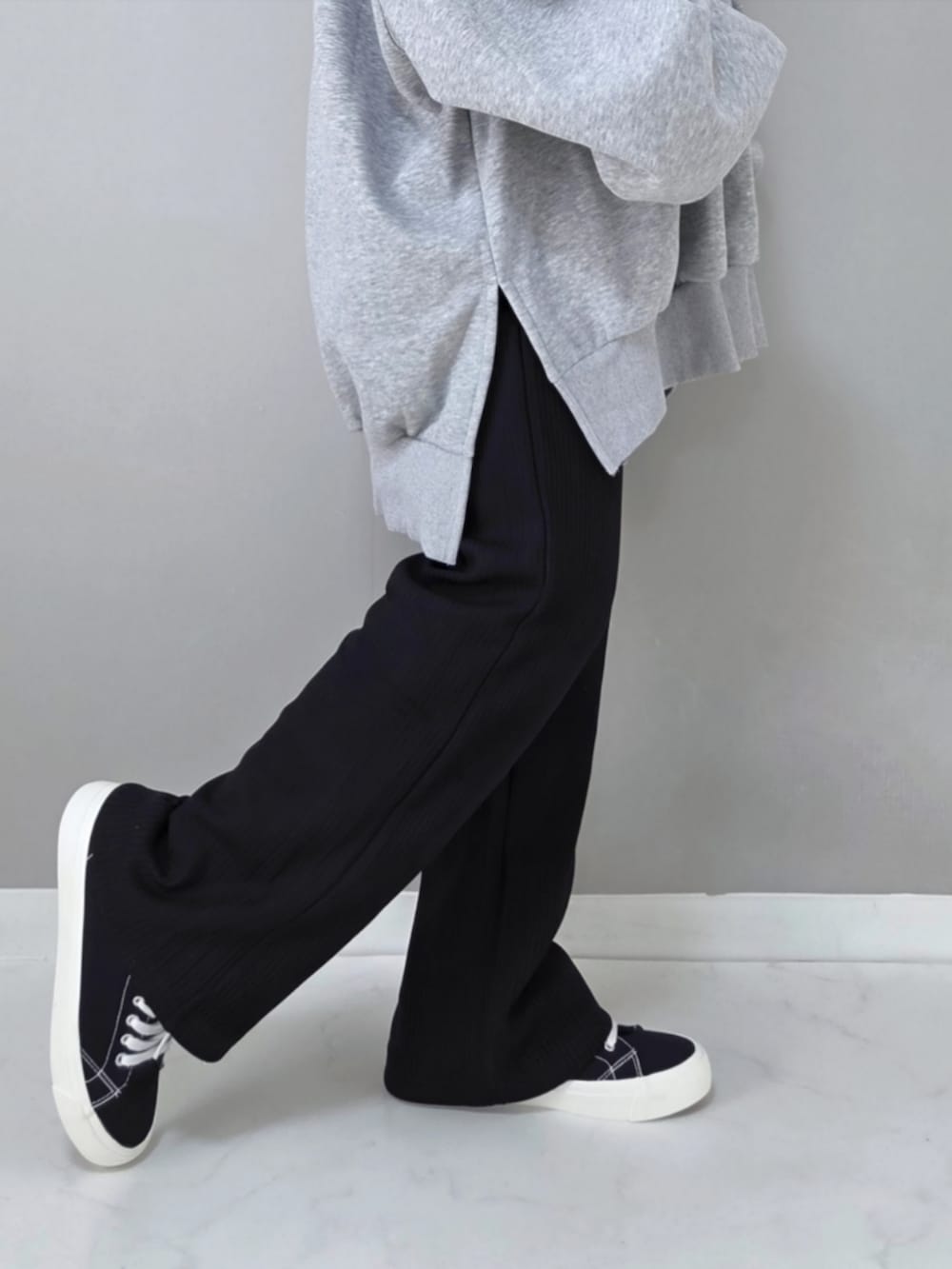 ブラック系のその他パンツ、グレー系のスウェットを着用したレディースの秋コーディネートの3枚目の写真