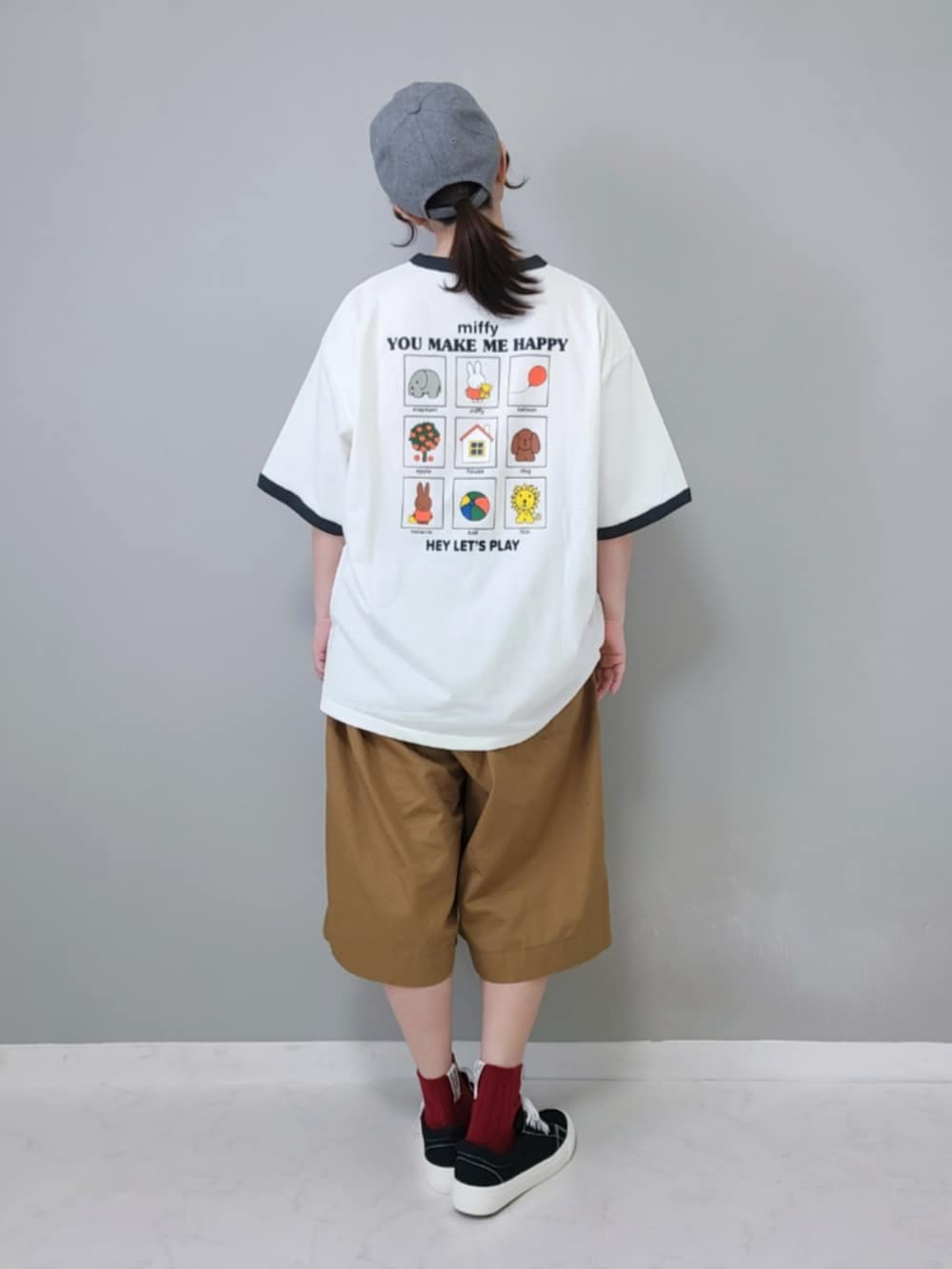 ブラック系のTシャツ/カットソーを着用したレディースの夏コーディネートの2枚目の写真