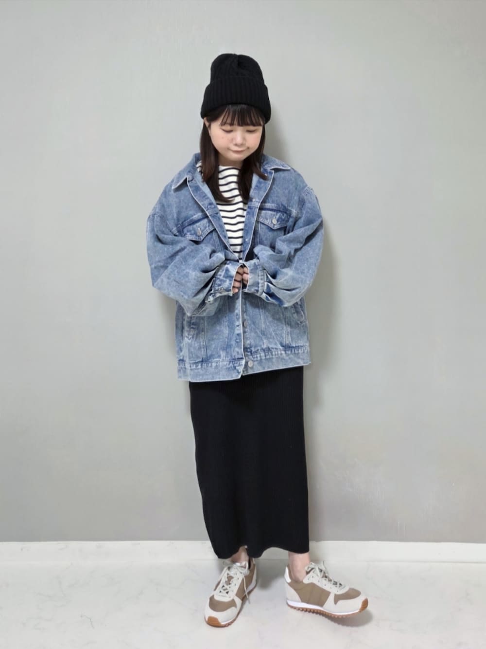 ブルー系のデニムジャケットを着用したレディースの冬コーディネートの2枚目の写真