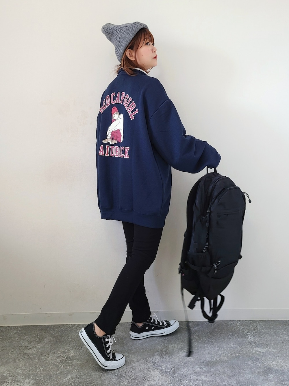 「johnscloset、ジョンズクローゼット、redcapgirl、ハーフジップ、スウェット、オーバーサイズ、ビッグシルエット、メンズライク、ストリート、スニーカー、ニット帽、秋服準備はじめました、秋コーデ、バックプリント、休日スタイル」｜「Red Cap Girlの【a-r】裏毛RCGフロントワッペン バックプリント ハーフZIPプルオーバー（スウェット、ブルー系）」を使った、パン粉さん（レディース・151cm）の秋コーディネートの3枚目の写真