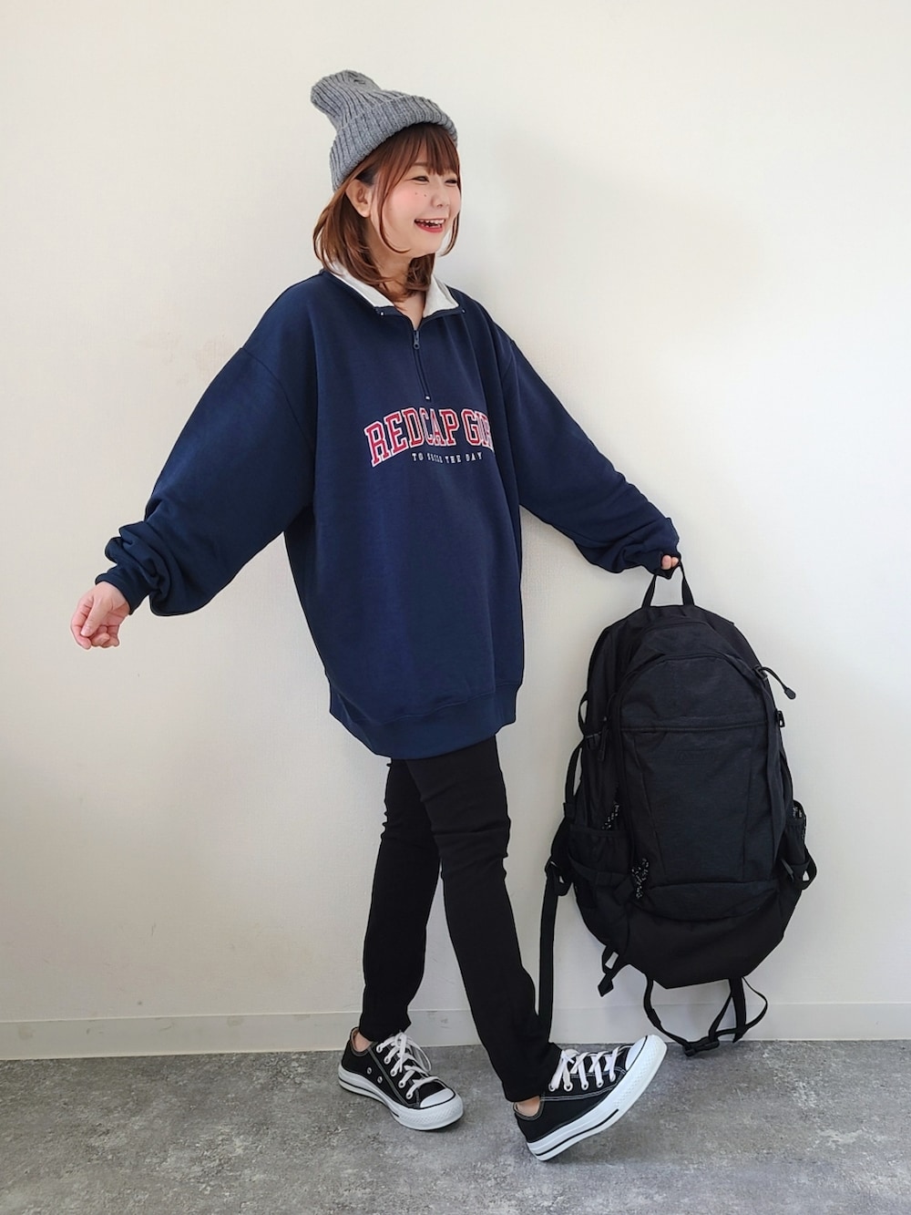 「johnscloset、ジョンズクローゼット、redcapgirl、ハーフジップ、スウェット、オーバーサイズ、ビッグシルエット、メンズライク、ストリート、スニーカー、ニット帽、秋服準備はじめました、秋コーデ、バックプリント、休日スタイル」｜「Red Cap Girlの【a-r】裏毛RCGフロントワッペン バックプリント ハーフZIPプルオーバー（スウェット、ブルー系）」を使った、パン粉さん（レディース・151cm）の秋コーディネートの2枚目の写真