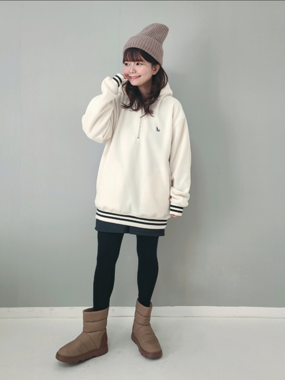 「PR、johnscloset、ジョンズクローゼット、ファッションを楽しもう、ハーフジップ、フリース、パーカー、ブーツ、ニット帽、シンプルコーデ、休日スタイル、冬コーデ」｜「GLOVE HOUSEの【a】ワンポイント刺繍 フリース ラインリブハーフジップフーディ（パーカー、ホワイト系）」を使った、パン粉さん（レディース・151cm）の秋コーディネートの4枚目の写真