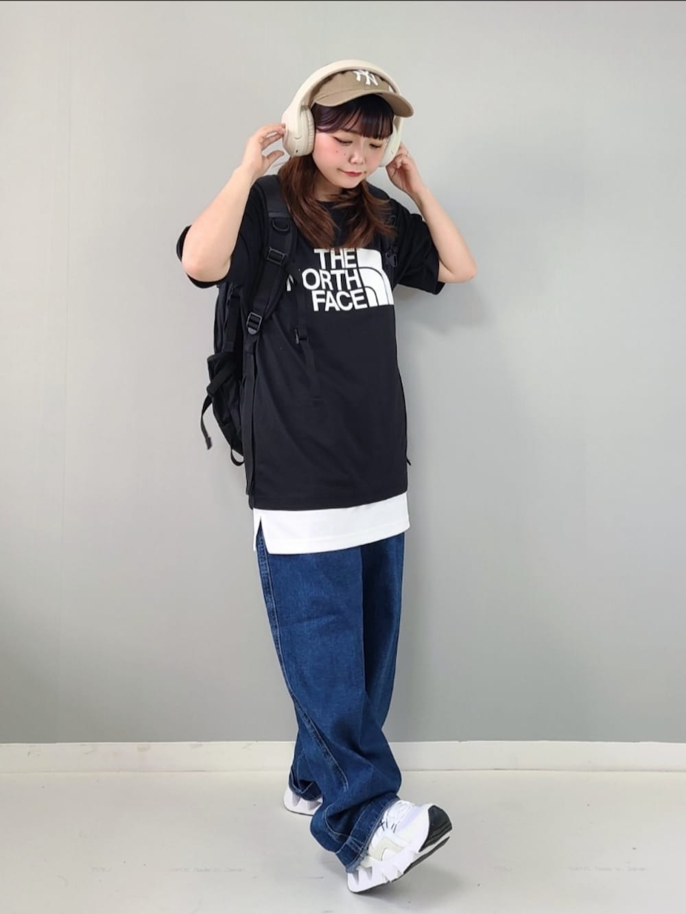 「WEGO、ウィゴー(WEGO)、デニム、デニムパンツ、PR、ストリート、メンズライク、レイヤードスタイル、初夏コーデ、キャップ、プチプラ、スニーカー、白スニーカー、休日スタイル、低身長」｜「WEGOのWEGO/バギーパンツ（デニムパンツ、ブルー系）」を使った、パン粉さん（レディース・151cm）の春コーディネートの3枚目の写真