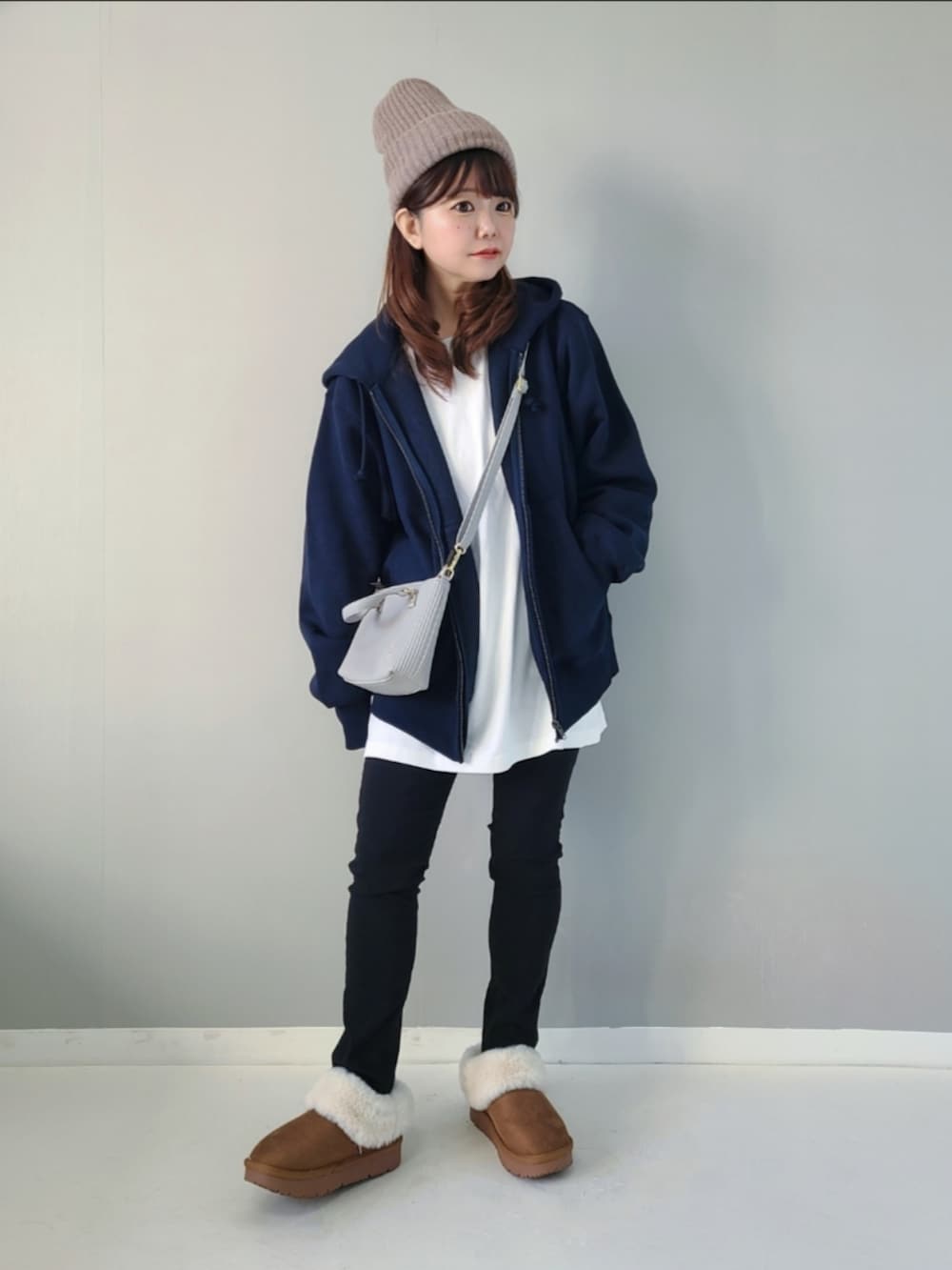 ブルー系のパーカー、ホワイト系のTシャツ/カットソー、ブラック系のその他パンツを着用したレディースの秋コーディネートの2枚目の写真