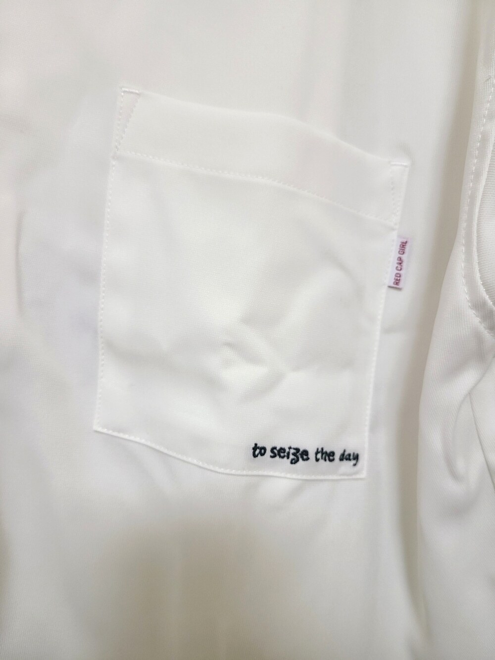「シャツスタイル、johnscloset、ジョンズクローゼット、redcapgirl、シンプルコーデ、GU、休日スタイル、メンズライク、ビッグシルエット、プチプラ、キャップ、スニーカーコーデ、コンバース、モノトーン、春服みてみて」｜「Red Cap Girlの【a-r】〔Red Cap Girl/レッドキャップガール〕ナチュラルストレッチポリエステル RCGバックプリント ルーズサイズシャツ 長袖（シャツ/ブラウス、ホワイト系）」を使った、パン粉さん（レディース・151cm）の春コーディネートの4枚目の写真