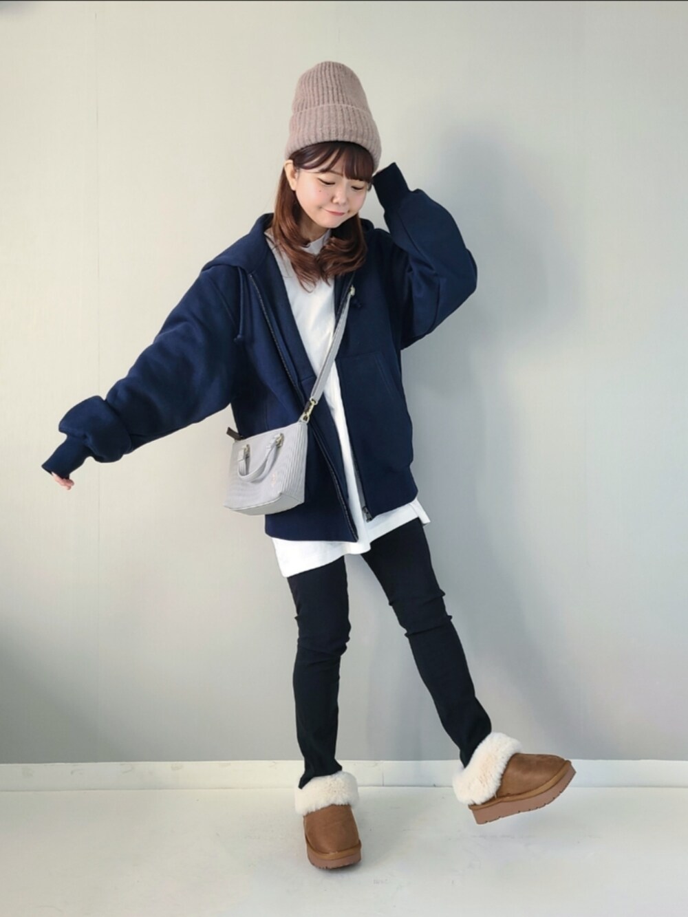 ブルー系のパーカー、ホワイト系のTシャツ/カットソー、ブラック系のその他パンツを着用したレディースの秋コーディネートの3枚目の写真