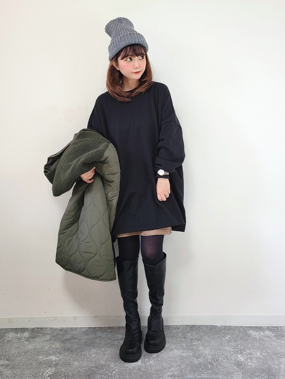 「reca、recaコーデ、クリスマスに着たい服、キルティング、キルティングコート、ボア、ボアジャケット、冬コーデ、マイベストコーデ2022、休日スタイル、プチプラ、ニット帽、ロングブーツ、シンプルコーデ」|「recaのノーカラーボア×ひょうたんキルトコート(その他アウター、グリーン系)」を使った、パン粉さん(レディース・151cm)の冬コーディネートの2枚目の写真