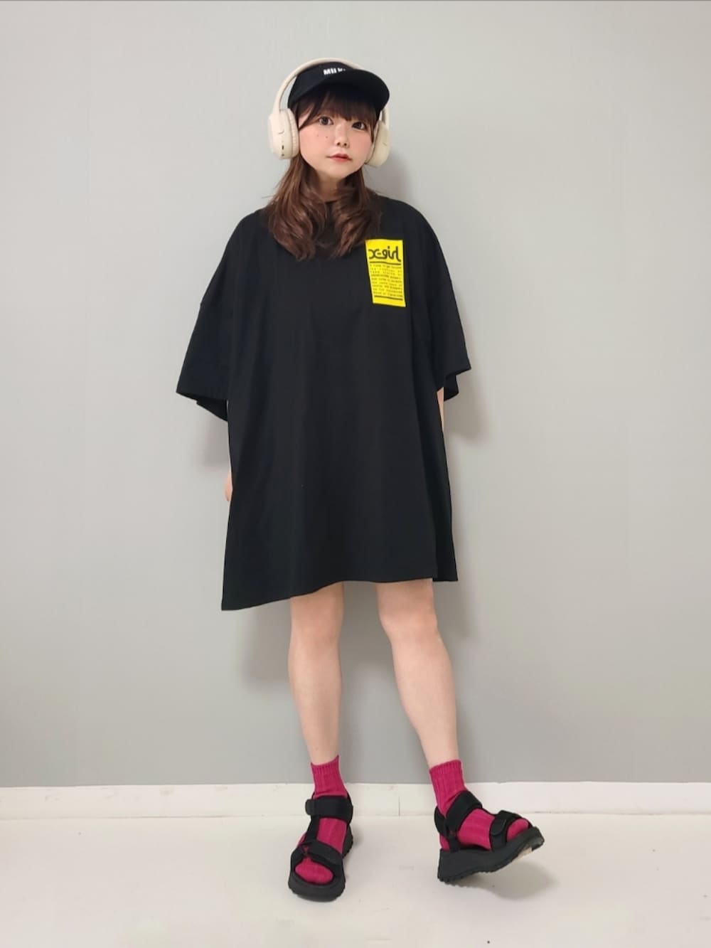 「お出かけコーデ日記、エックスガール、バックプリント、プリントT、ストリート、ビタミンカラー、キャップ、ビッグシルエット、オーバーサイズ、スポーツサンダル、初夏コーデ、スポーツミックス、休日スタイル」｜「X-girlのWORDS FACE S/S BIG TEE DRESS（ワンピース、ブラック系）」を使った、パン粉さん（レディース・151cm）の春コーディネートの2枚目の写真