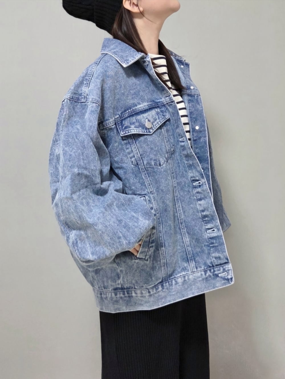 ブルー系のデニムジャケットを着用したレディースの冬コーディネートの4枚目の写真