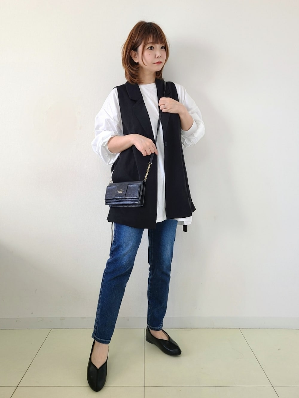 「sugarbisket、シュガービスケット、ベスト、きれいめカジュアル、デニム、ロンT、シンプルコーデ、シンプル、プチプラ、春夏コーデ、休日スタイル、ミニバッグ、ショルダーバッグ」|「apres jour mignonのスリット入りBIGロンT【ZOZOTOWN限定アイテム】(Tシャツ/カットソー、ホワイト系)」を使った、パン粉さん(レディース・151cm)の春コーディネートの2枚目の写真