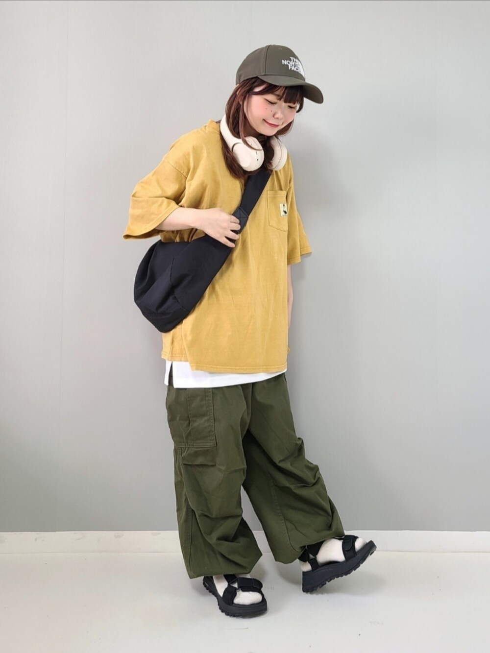 「johnscloset、ジョンズクローゼット、redcapgirl、お出かけコーデ日記、ストリート、メンズライク、プチプラ、カーゴパンツ、レイヤードスタイル、GU、キャップ、スポーツミックス、スボーツサンダル、休日スタイル、初夏コーデ」|「Red Cap Girlの【a-r】〔Red Cap Girl/レッドキャップガール〕ヘビーウェイト天竺 ワンポイント刺繍 ピグメントTシャツ(Tシャツ/カットソー、イエロー系)」を使った、パン粉さん(レディース・151cm)の春コーディネートの3枚目の写真