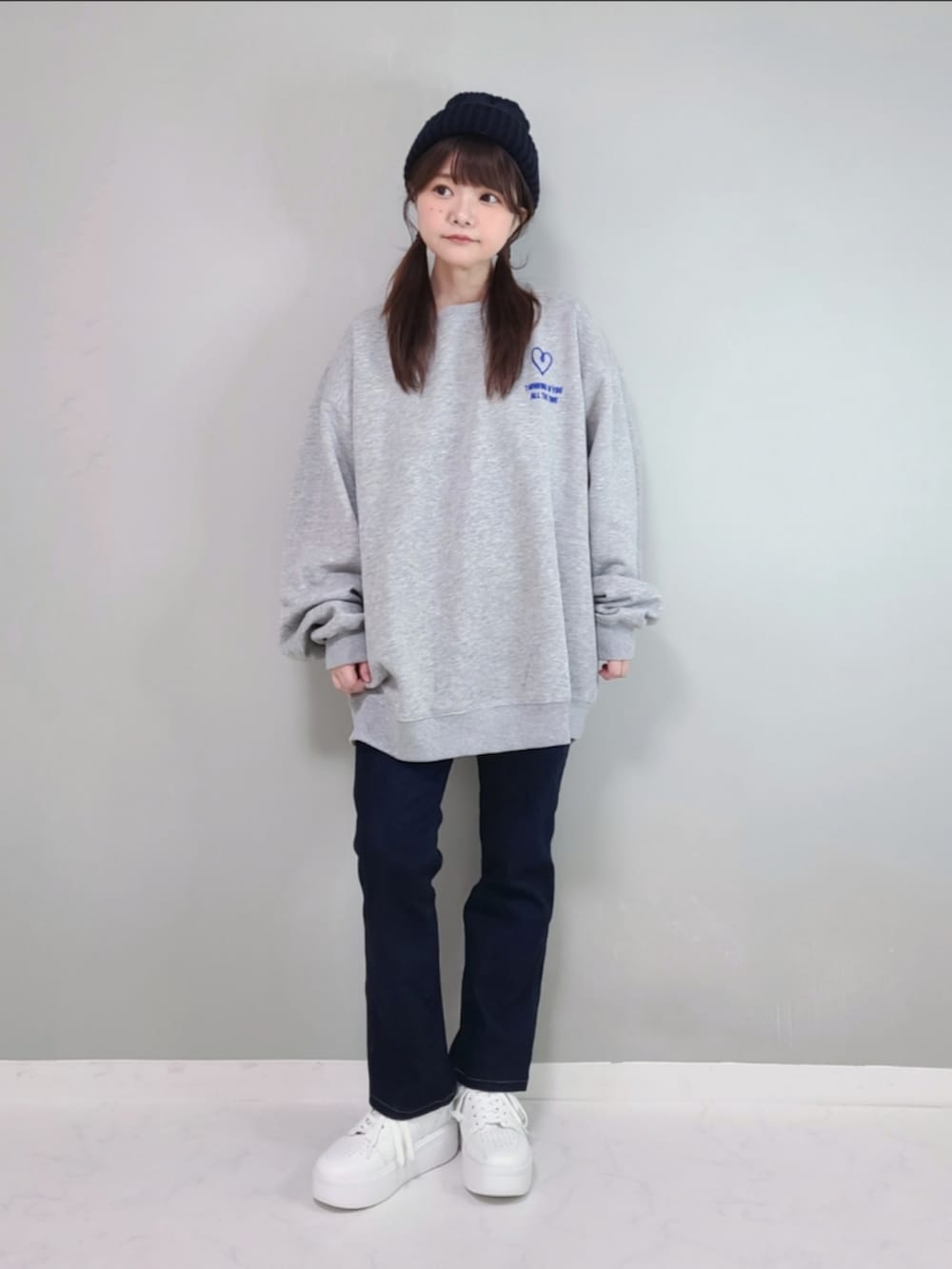 「PR、make a ray!、スウェット、スポーツミックス、秋コーデ、シンプル、プチプラ、ストリート」｜「make a ray!のハートモチーフ刺繍 袖ライン サークルロゴ ラフスウェット/ストリートデザイン/ビッグシルエット/ 大人こなれ感/ ユニセックス/ 裏起毛/ 24AW（スウェット、グレー系）」を使った、パン粉さん（レディース・151cm）の秋コーディネートの2枚目の写真