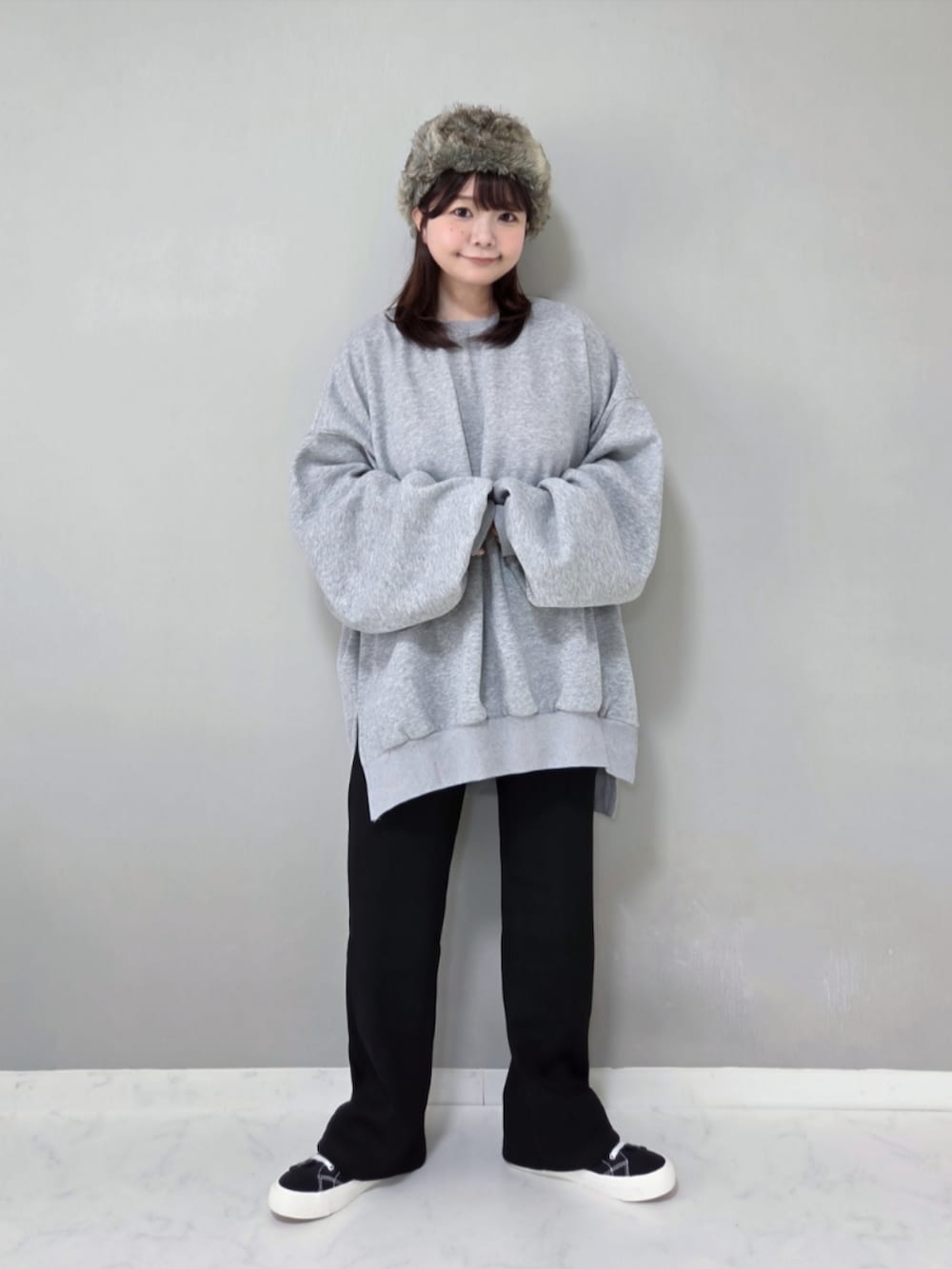 ブラック系のその他パンツ、グレー系のスウェットを着用したレディースの秋コーディネートの4枚目の写真