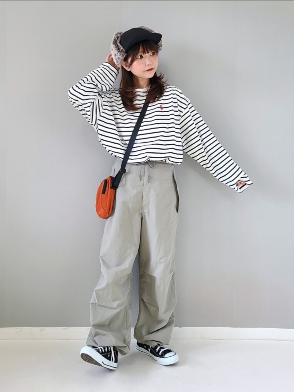 「GeeRA、geera_ootd、ジーラ、ボーダー、ロンT、フライトキャップ、ミニバッグ、ショルダーバッグ、休日スタイル、シンプルコーデ、淡色コーデ、秋服準備はじめました、スニーカー、プチプラ、コンバース」｜「U.S. POLO ASSN.の2023 AW 【U.S. POLO ASSN.】オーバーサイズ刺しゅうロンT（Tシャツ/カットソー、ホワイト系）」を使った、パン粉さん（レディース・151cm）の夏コーディネートの4枚目の写真