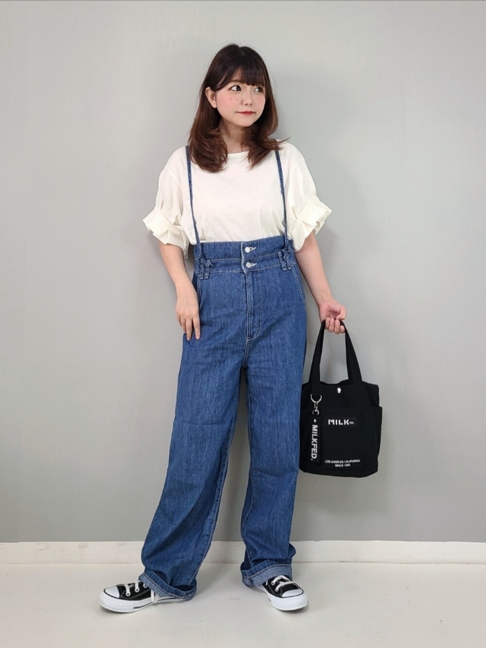 「お出かけコーデ日記、SOMETHING、something_jean、サムシング、サロペット、シンプルコーデ、休日スタイル、デニム、スニーカー、コンバース、トートバッグ、初夏コーデ」|「SOMETHINGのSOMETHING 2WAYリボンサロペット【日本製】(サロペット/オーバーオール、ブルー系)」を使った、パン粉さん(レディース・151cm)の春コーディネートの2枚目の写真