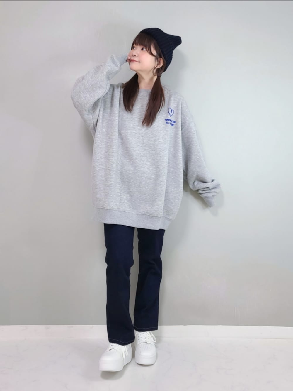「PR、make a ray!、スウェット、スポーツミックス、秋コーデ、シンプル、プチプラ、ストリート」｜「make a ray!のハートモチーフ刺繍 袖ライン サークルロゴ ラフスウェット/ストリートデザイン/ビッグシルエット/ 大人こなれ感/ ユニセックス/ 裏起毛/ 24AW（スウェット、グレー系）」を使った、パン粉さん（レディース・151cm）の秋コーディネートの3枚目の写真