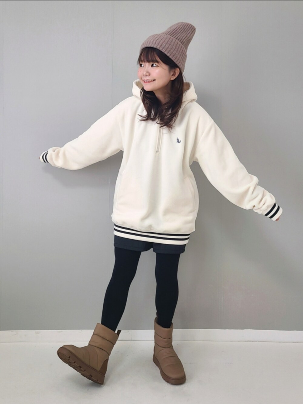 「PR、johnscloset、ジョンズクローゼット、ファッションを楽しもう、ハーフジップ、フリース、パーカー、ブーツ、ニット帽、シンプルコーデ、休日スタイル、冬コーデ」｜「GLOVE HOUSEの【a】ワンポイント刺繍 フリース ラインリブハーフジップフーディ（パーカー、ホワイト系）」を使った、パン粉さん（レディース・151cm）の秋コーディネートの3枚目の写真