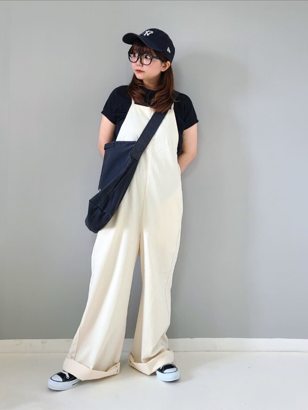 「Lee、leejapan、サロペット、モノトーン、モノトーンコーデ、ショルダーバッグ、メガネ女子、キャップ、スニーカー、コンバース、初夏コーデ、シンプルコーデ、休日スタイル」｜「Leeのキャミソールサロペット（サロペット/オーバーオール、ホワイト系）」を使った、パン粉さん（レディース・151cm）の春コーディネートの3枚目の写真
