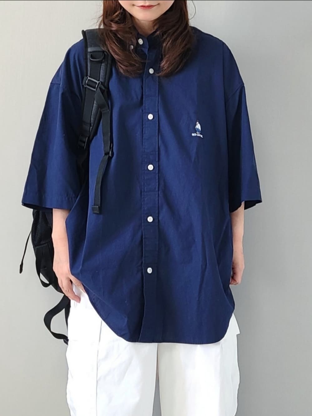 「johnscloset、ジョンズクローゼット、redcapgirl、シャツスタイル、カーゴパンツ、プチプラ、メンズライク、ストリート、キャップ、スポーツサンダル、夏コーデ、休日スタイル、お出かけコーデ」｜「Red Cap Girlの【a-r】〔Red Cap Girl/レッドキャップガール〕ブロード ワンポイント刺繍 オーバーサイズ 半袖BDシャツ（シャツ/ブラウス、ブルー系）」を使った、パン粉さん（レディース・151cm）の夏コーディネートの3枚目の写真