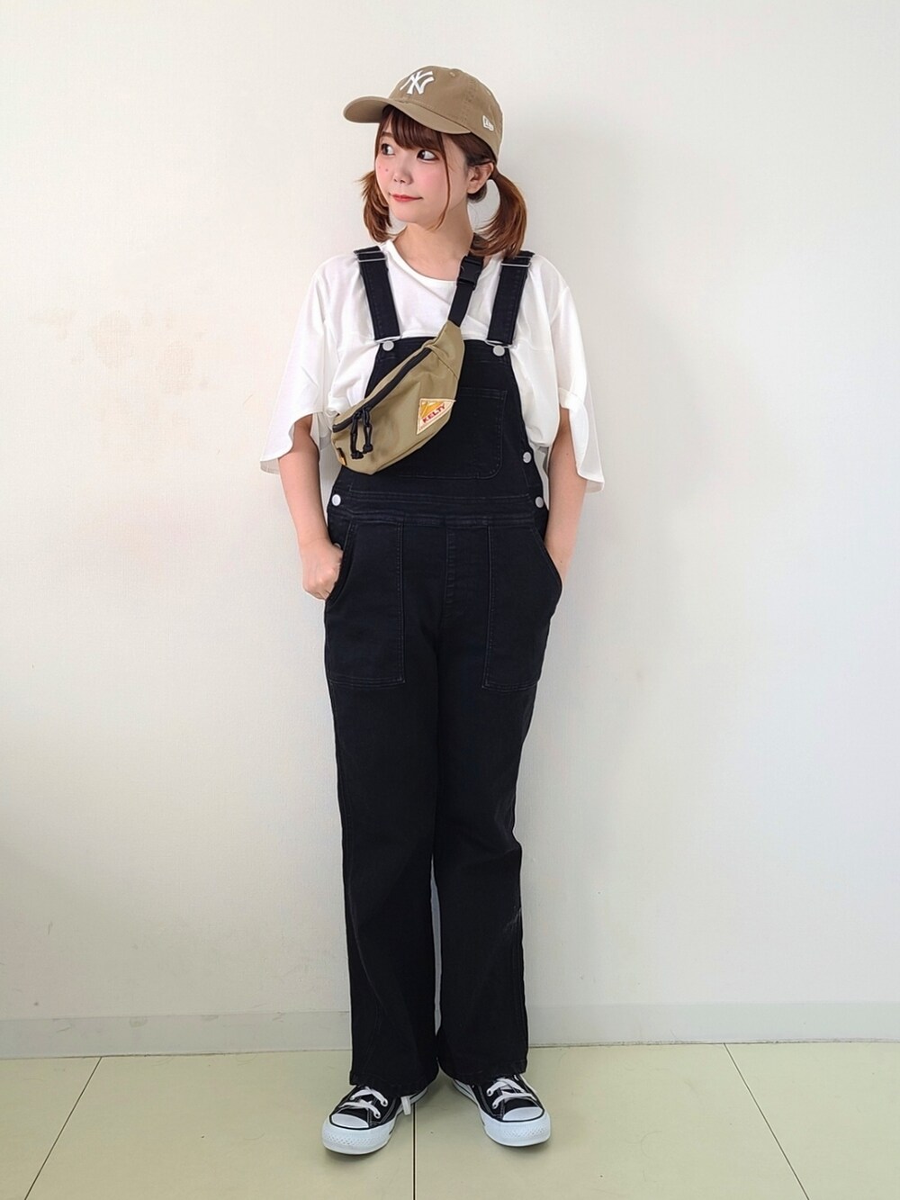 「dukkah、dukkah_pr、dukkah_girl、古着女子、オーバーオール、モノトーン、プチプラ、キャップ、NEW ERA、シンプルコーデ、サロペット、夏コーデ、休日スタイル、メンズライク、ストリート」｜「DuKKahのDukkah/【低身長向け】フレアオーバーオール（サロペット/オーバーオール、ブラック系）」を使った、パン粉さん（レディース・151cm）の夏コーディネートの3枚目の写真