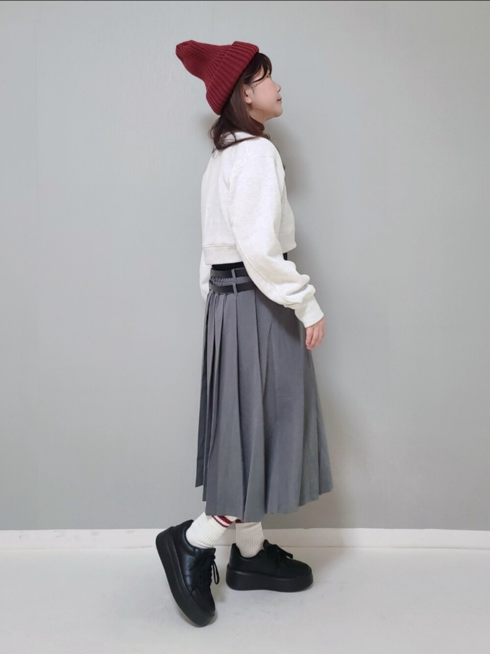 「マイベストコーデ2023、クリスマスに着たい服、プリーツスカート、厚底シューズ、スニーカー、ニット帽」｜「Alley by w closetの【Alley/SETアイテム】ベルト付きミディ丈プリーツスカート（スカート、グレー系）」を使った、パン粉さん（レディース・151cm）の冬コーディネートの2枚目の写真