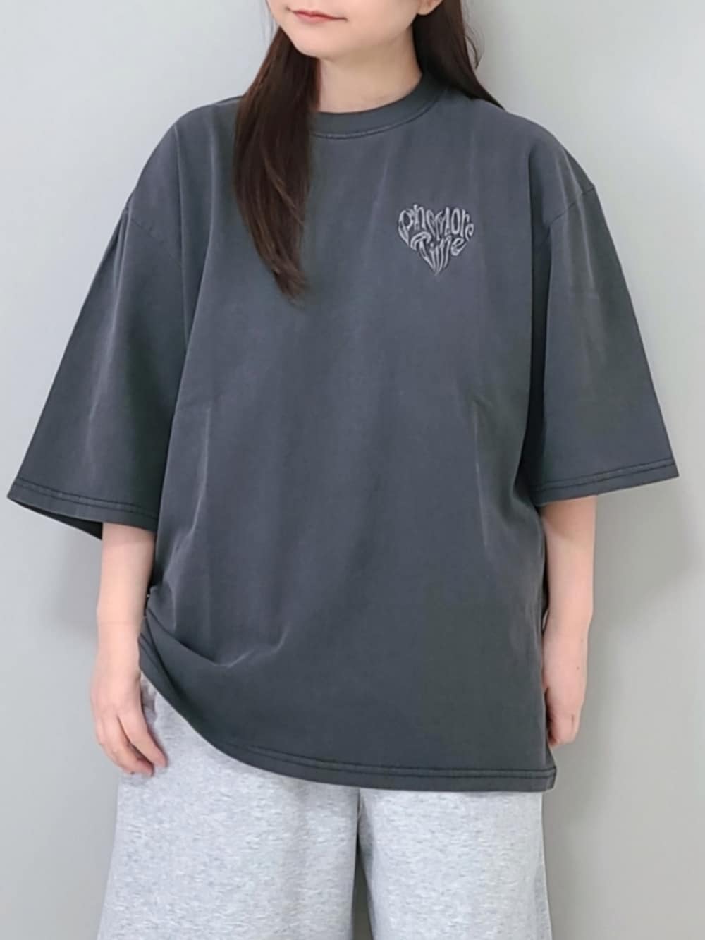 「PR、STARTING OVER、スターティングオーバー、春めき満開コーデ、ハーフパンツ、Tシャツ、ロゴT、シンプルコーデ、低身長、プチプラ、メンズライク、ストリート」｜「Starting OverのPigment hard wash T-shirt/ピグメント ハードウォッシュ 半袖 Tシャツ（Tシャツ/カットソー、グレー系）」を使った、パン粉さん（レディース・151cm）の春コーディネートの3枚目の写真