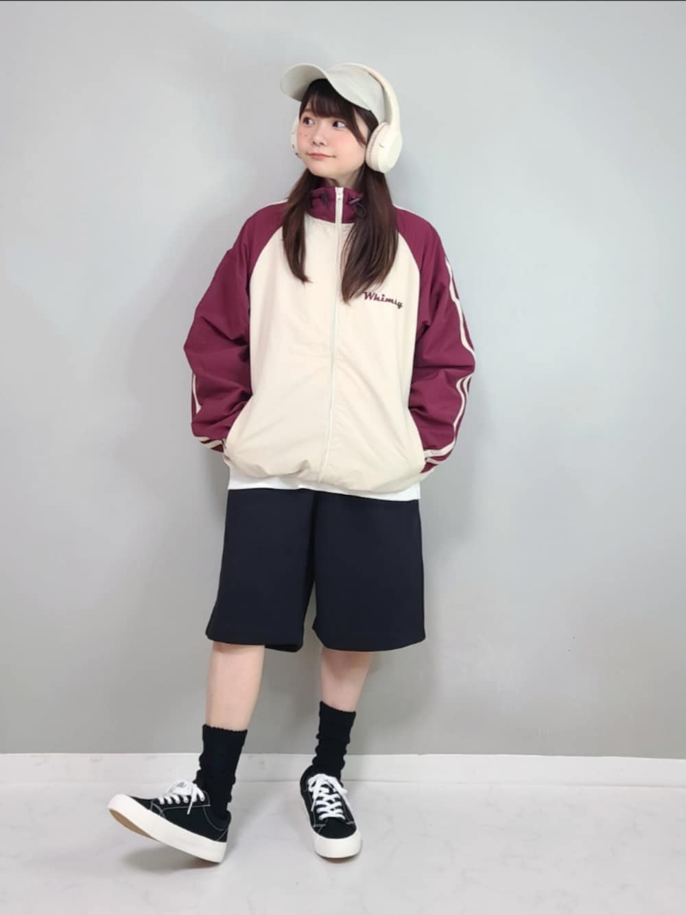 「PR、STARTING OVER、スターティングオーバー、トラックジャケット、ナイロンジャケット、春コーデ、プチプラ、今日のコーデ、メンズライク、ストリート、低身長、低身長コーデ、春アウター」｜「Starting Overのfront embroidery raglan sleeves nylon jacket/フロント刺繍 ラグランスリーブ ナイロンジャケット（ナイロンジャケット、ホワイト系）」を使った、パン粉さん（レディース・151cm）の春コーディネートの2枚目の写真