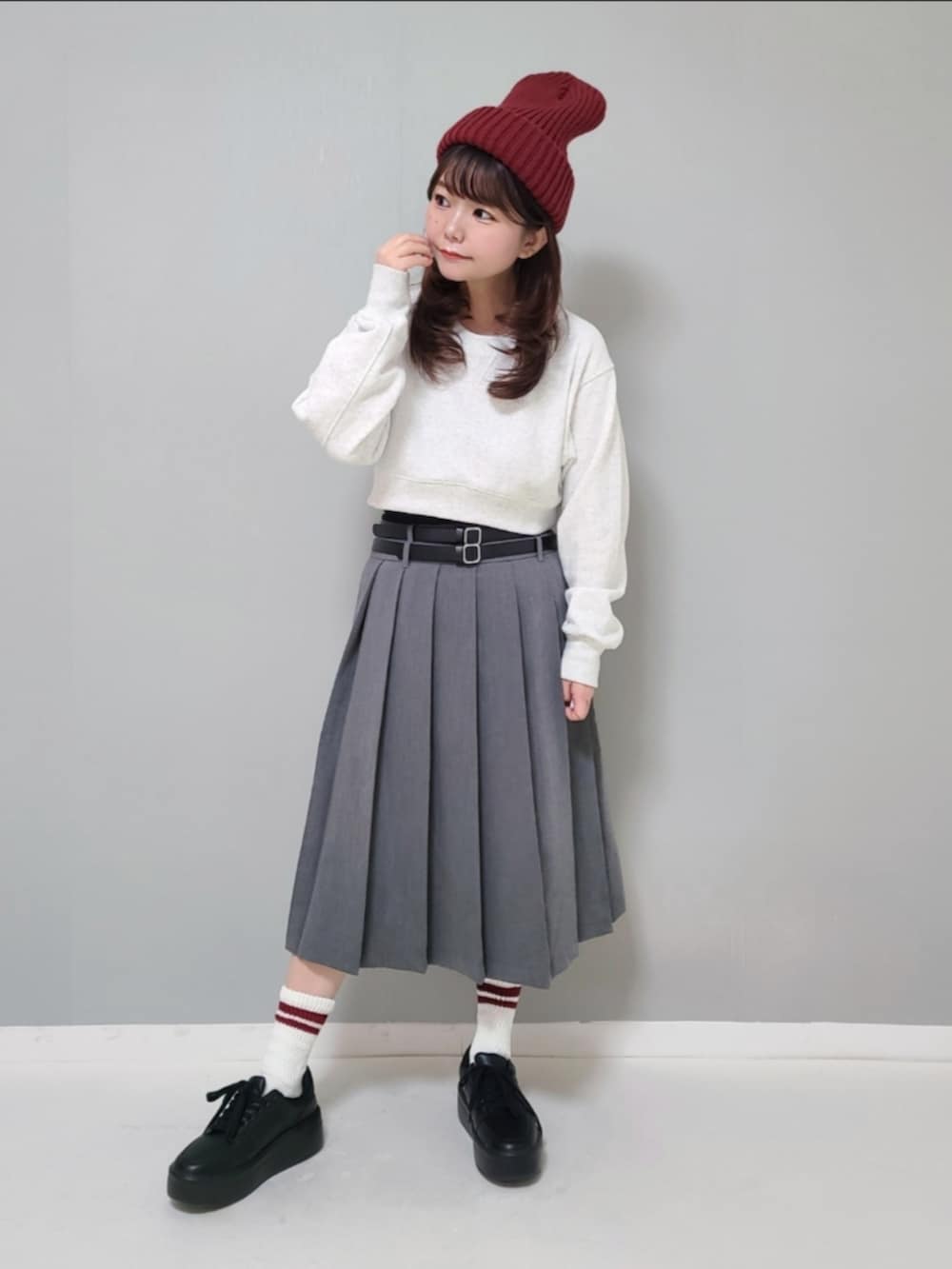 「マイベストコーデ2023、クリスマスに着たい服、プリーツスカート、厚底シューズ、スニーカー、ニット帽」｜「Alley by w closetの【Alley/SETアイテム】ベルト付きミディ丈プリーツスカート（スカート、グレー系）」を使った、パン粉さん（レディース・151cm）の冬コーディネートの3枚目の写真