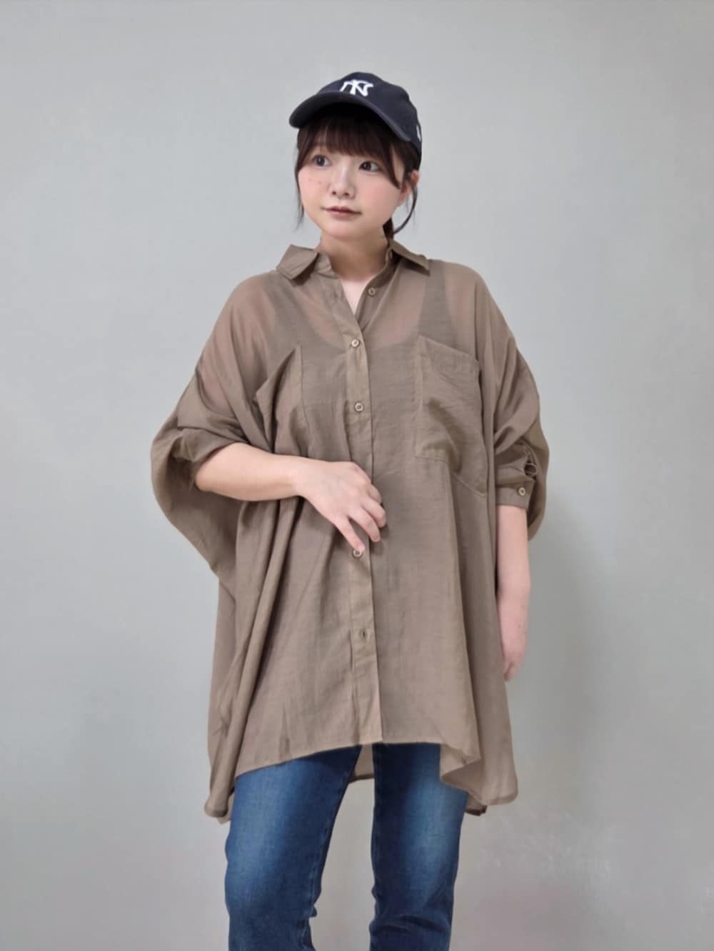 ベージュ系のシャツ/ブラウスを着用したレディースの秋コーディネートの4枚目の写真