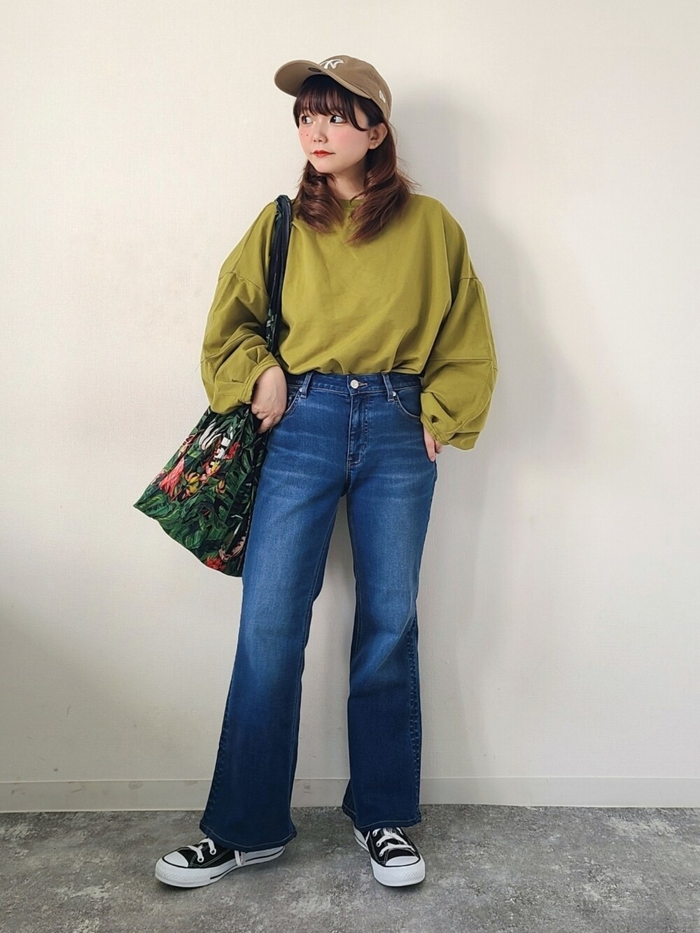 「EDWIN、edwinjapan、エドウィン、フレアパンツ、デニム、タックイン、春服みてみて、春コーデ、シンプルコーデ、休日スタイル、スニーカーコーデ、コンバース、キャップ、ボリューム袖」｜「EDWINのessentials ストレッチフレアデニムパンツ（デニムパンツ、ブルー系）」を使った、パン粉さん（レディース・151cm）の春コーディネートの2枚目の写真